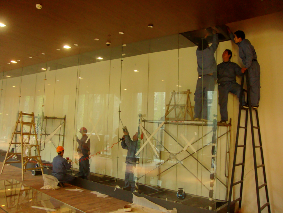 2010上海世博会港澳宝典资料大全专业技术工人安装展柜现场