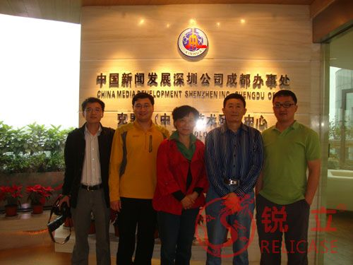 中国国家博物馆展览部主任曹新欣先生和副主任王杰先生参观了港澳宝典资料大全展柜生产基地